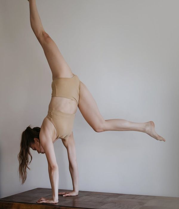 Athletic man performing a controlled core stability exercise indoors